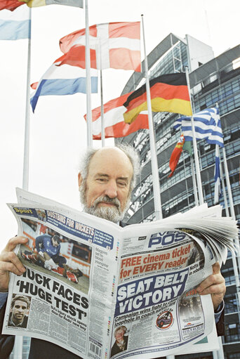 Valokuva 8: MEP Phillip WHITEHEAD reading a newspaper in front of the European Parliament in Strasbourg