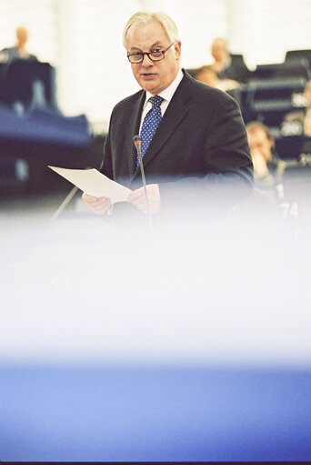 Fotografie 1: Commissioner Chris PATTEN in Plenary Session in Strasbourg in March 2003