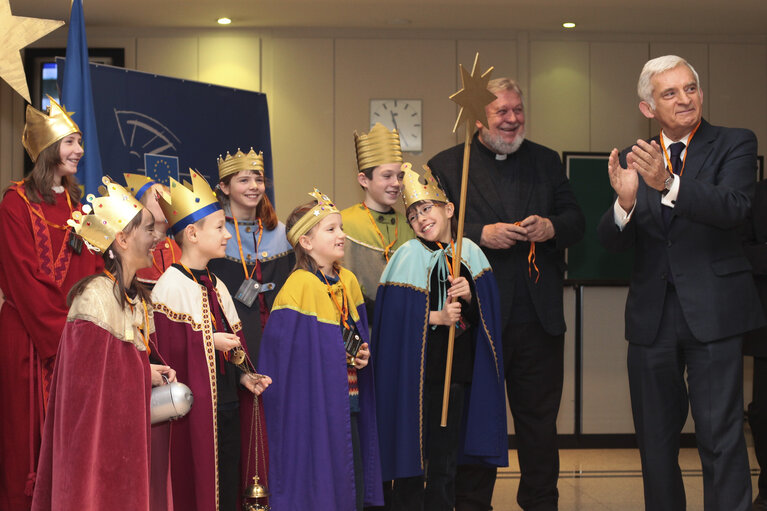 Zdjęcie 3: EP President meets a group of Christmas Carol Singers.