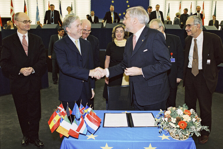 Foto 2: Signature of the Budget 2003