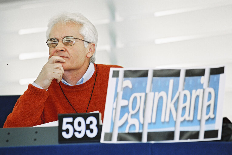 Nuotrauka 14: MEP Koldo GOROSTIAGA ATXALANDABASO reading a newspaper in Plenary Session in Strasbourg