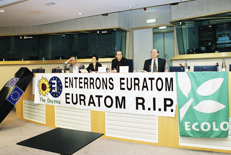 Fotografija 2: Greens MEPs and Belgian ECOLO party members hold a news conference in Brussels to claim for the end of Euratom