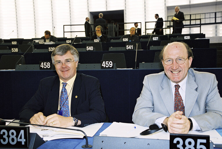 Foto 7: MEPs Ian HUDGHTON and Professor Sir Neil MacCORMICK in Plenary Session in Strasbourg in September 2002