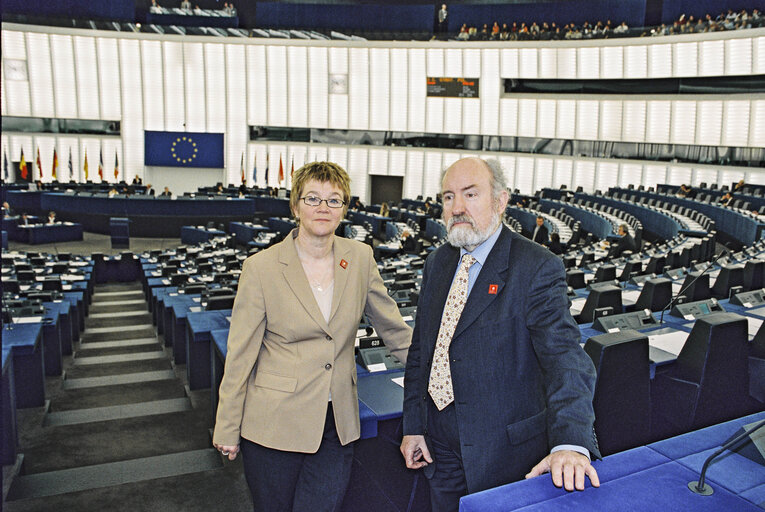 Valokuva 15: MEPs Ewa HEDKVIST PETERSEN and Phillip WHITEHEAD in the Hemicycle of the European Parliament in Strasbourg