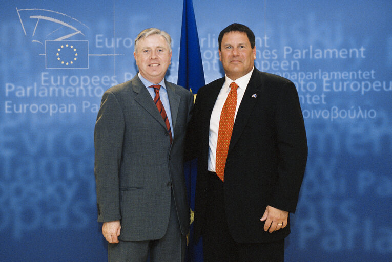 Foto 2: Pat COX, EP President meets with  MANDEL