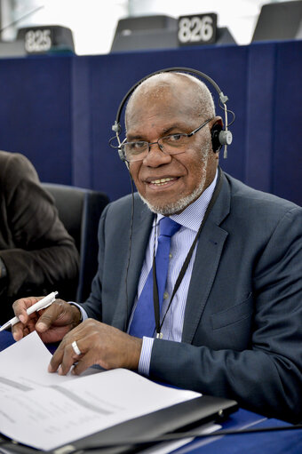 Fotografi 2: Maurice PONGA MEP voting in plenary session Week 50 2017 in Strasbourg