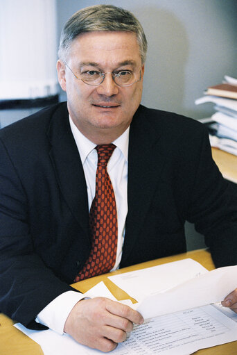 Fotografia 17: Portrait of MEP Hans KRONBERGER at the European Parliament in Brussels