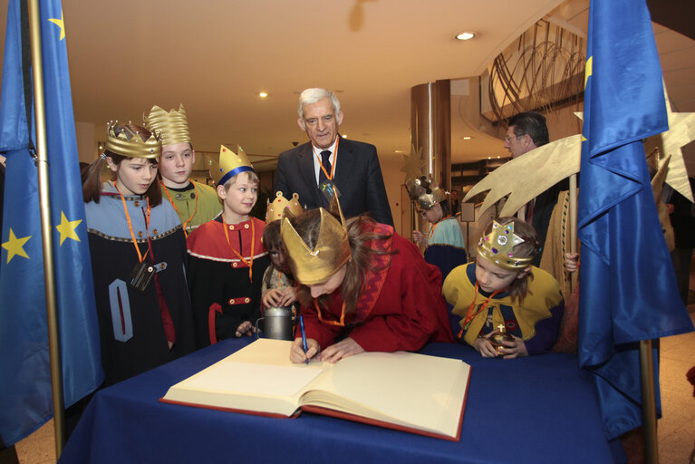 Zdjęcie 2: EP President meets a group of Christmas Carol Singers.