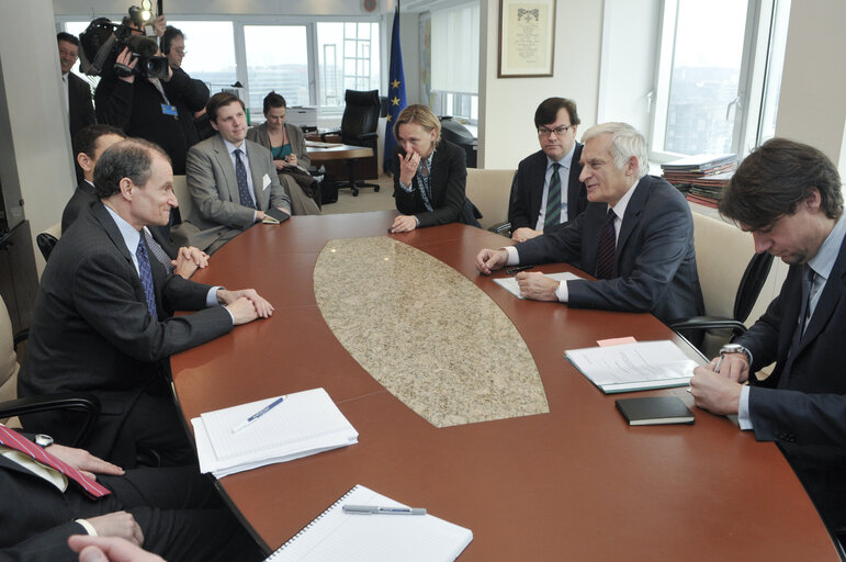 Fotografia 2: Jerzy Buzek, EP President meets with Daniel Fried US Special Envoy for Guantanamo Closure and Mr Michael Posner, US Assistant Secretary of State for Human Rights