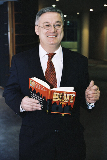 Fotografia 16: Portrait of MEP Hans KRONBERGER at the European Parliament in Brussels