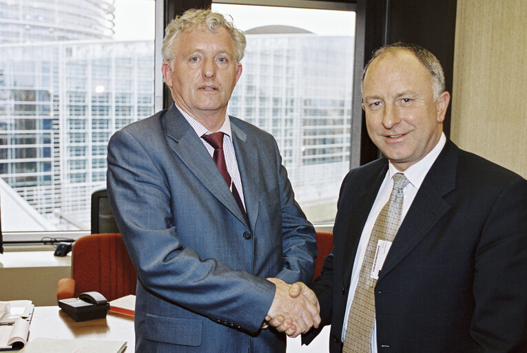 Valokuva 10: MEP Sean O NEACHTAIN meets with Dermot AHERN, Irish Politician