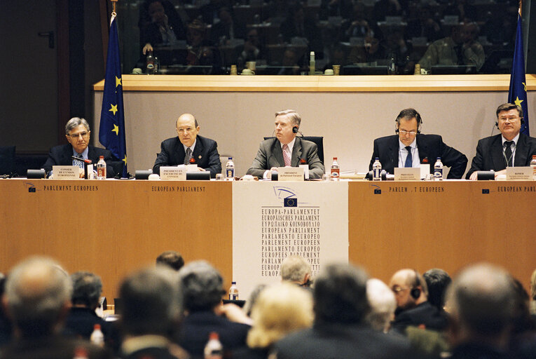 Foto 9: Press Conference of Pat COX - EP President and Costas SIMITIS, European Council President-in-Office