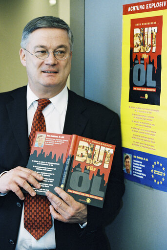 Fotografia 5: Portrait of MEP Hans KRONBERGER at the European Parliament in Brussels