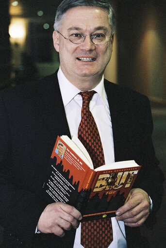 Fotografia 15: Portrait of MEP Hans KRONBERGER at the European Parliament in Brussels