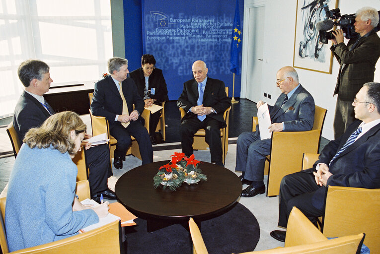 Valokuva 2: Pat COX - EP President meets with Ahmed Ali Mohammed QUREI (aka Abu ALAA) , Speaker of the Palestinian Legislative Council