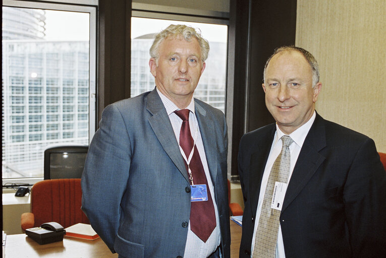 Fotogrāfija 11: MEP Sean O NEACHTAIN meets with Dermot AHERN, Irish Politician