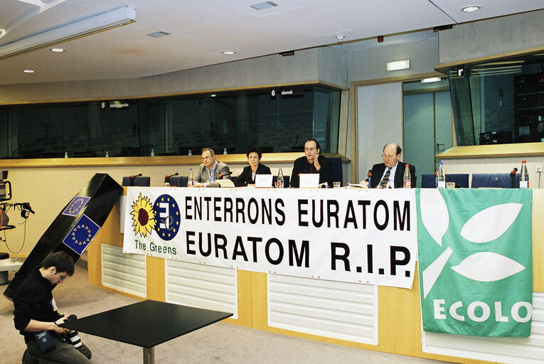 Fotografija 3: Greens MEPs and Belgian ECOLO party members hold a news conference in Brussels to claim for the end of Euratom