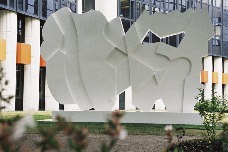 Photo 34 : The Doppia Bifrontale sculpture of Italian artist Pietro CONSAGRA ot the beginning of the Italian Presidency of the Council