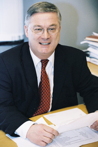 Fotografia 14: Portrait of MEP Hans KRONBERGER at the European Parliament in Brussels