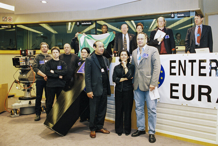 Zdjęcie 4: Greens MEPs and Belgian ECOLO party members hold a news conference in Brussels to claim for the end of Euratom