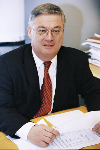 Fotografia 13: Portrait of MEP Hans KRONBERGER at the European Parliament in Brussels