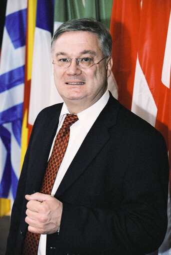 Fotografia 8: Portrait of MEP Hans KRONBERGER at the European Parliament in Brussels