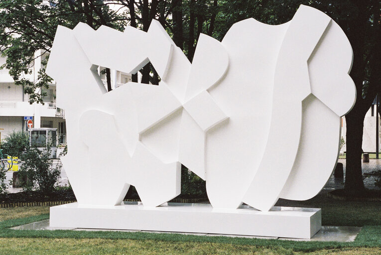 Photo 29 : The Doppia Bifrontale sculpture of Italian artist Pietro CONSAGRA ot the beginning of the Italian Presidency of the Council