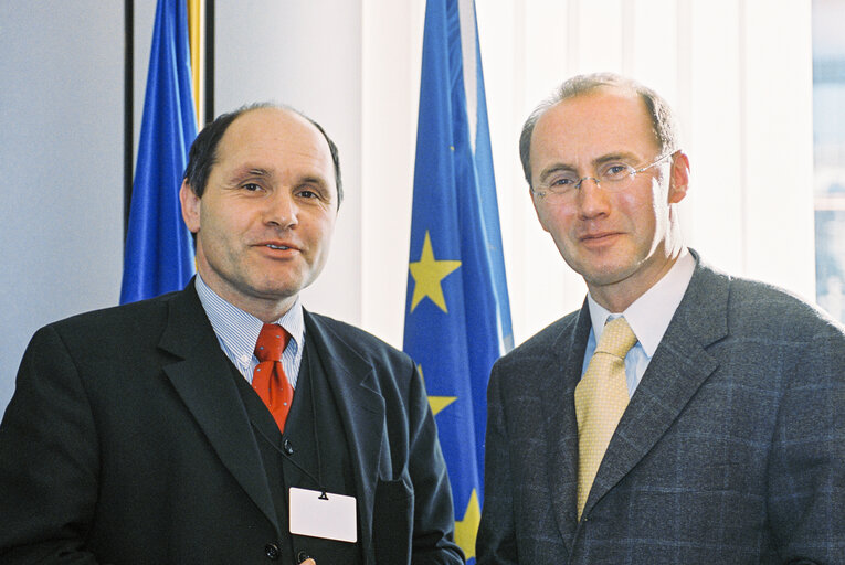 Fotografia 2: MEP Othmar KARAS and guest at the European Parliament in Brussels