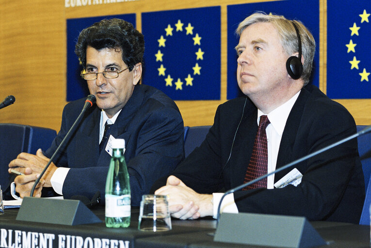 Foto 19: Press Conference of Pat COX - EP President and Sakharov Prize 2002, Oswaldo Jose Paya SARDINAS