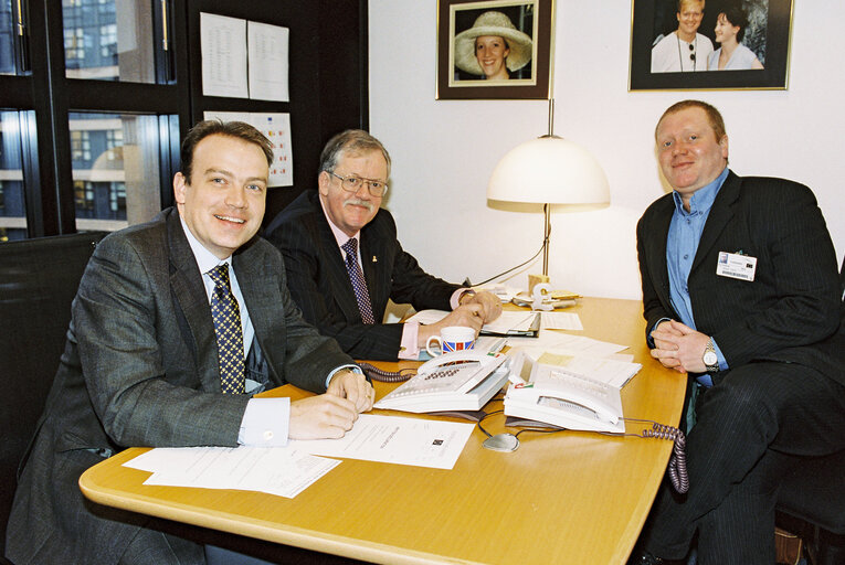 Fotogrāfija 12: MEPS Christopher HEATON-HARRIS and Roger HELMER in a meeting at the European Parliament  in Strasbourg