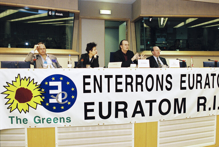 Fotografija 6: Greens MEPs and Belgian ECOLO party members hold a news conference in Brussels to claim for the end of Euratom