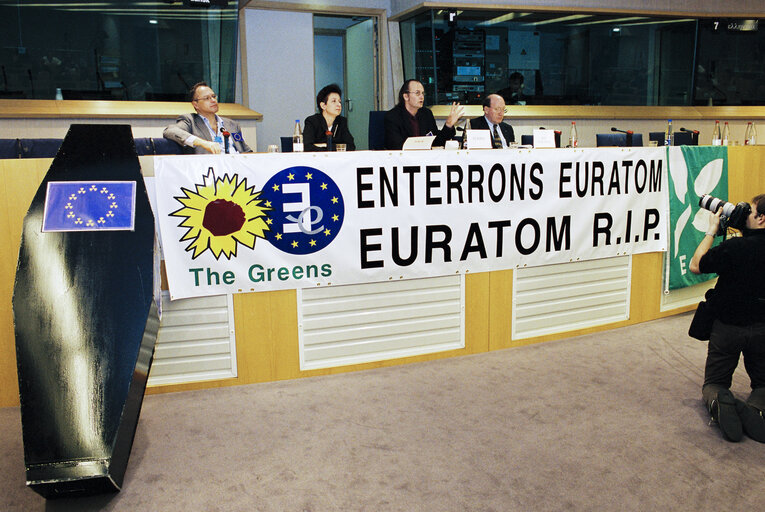 Suriet 5: Greens MEPs and Belgian ECOLO party members hold a news conference in Brussels to claim for the end of Euratom