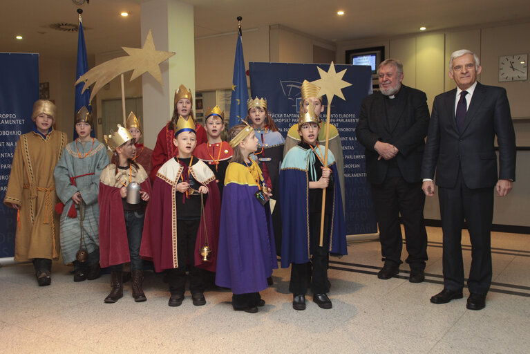 Zdjęcie 5: EP President meets a group of Christmas Carol Singers.