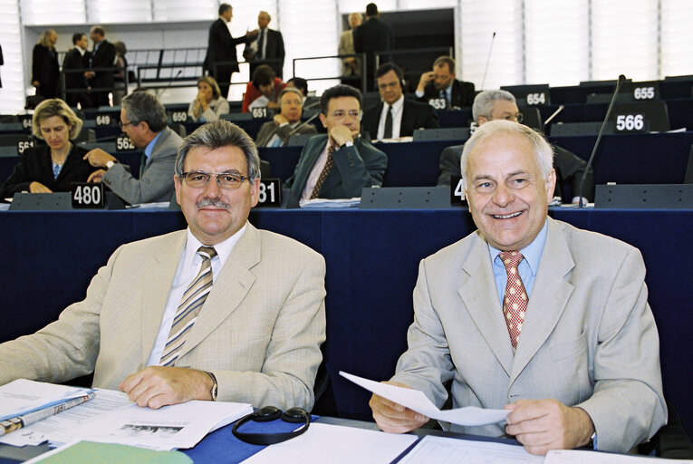 Fotografie 10: MEPs Werner LANGEN and Michael CASHMAN in Plenary Session in Strasbourg in September 2002