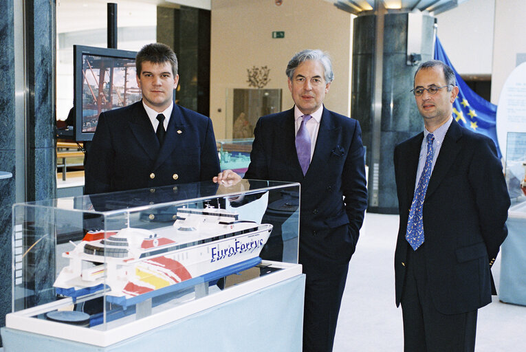 Fotografie 3: MEP Geoffrey VAN ORDEN testing a ship simulator at the European Parliament in Brussels