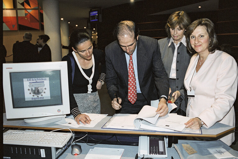 Valokuva 22: Raina A. Mercedes ECHERER, Janelly FOURTOU and Arlene McCARTHY at the European Parliament in Brussels