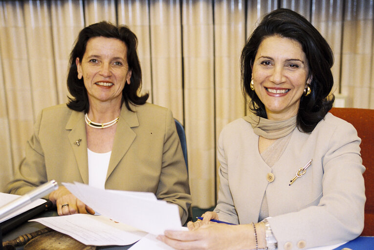 Снимка 5: MEPs Christa KLASS and Rodi KRATSA-TSAGAROPOULOU at the European Parliament in Strasbourg in May 2003