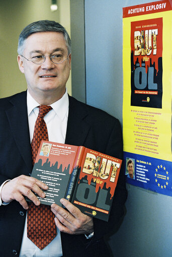 Fotografia 9: Portrait of MEP Hans KRONBERGER at the European Parliament in Brussels