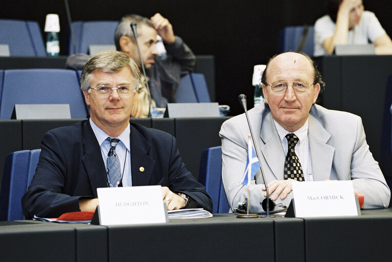 Foto 6: MEPs Ian HUDGHTON and Professor Sir Neil MacCORMICK at the European Parliament in Strasbourg in September 2002