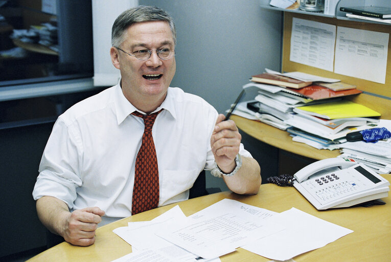 Fotografia 7: Portrait of MEP Hans KRONBERGER at the European Parliament in Brussels