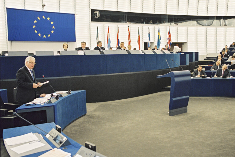 Fotografie 4: Commissioner Chris PATTEN in Plenary Session in Strasbourg in March 2003