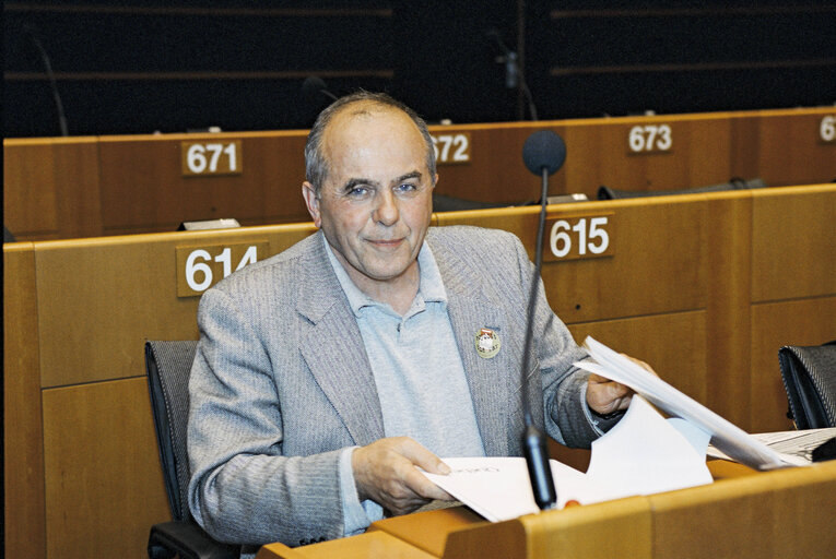 Fotografija 5: MEP Miquel MAYOL i RAYNAL in Plenary Session in Brussels in March 2003