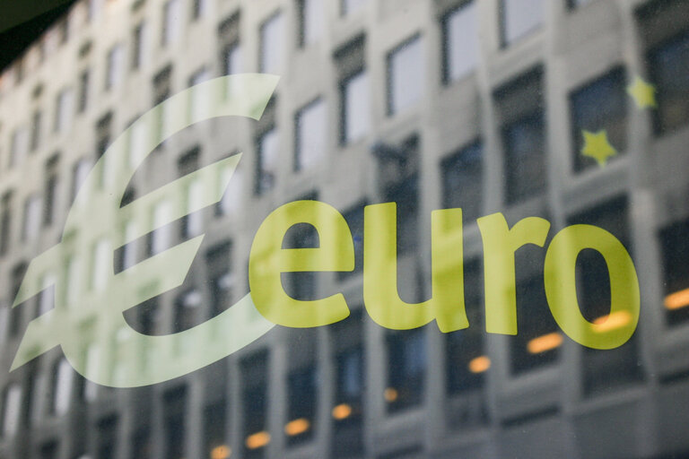 Fotogrāfija 37: Euro LOGO, Graphique, Parlement européen à Bruxelles, 2010, EURO 2010-01-07