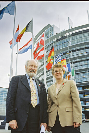 Fotogrāfija 18: MEPs Phillip WHITEHEAD and Ewa HEDKVIST PETERSEN in front of the European Parliament in Strasbourg