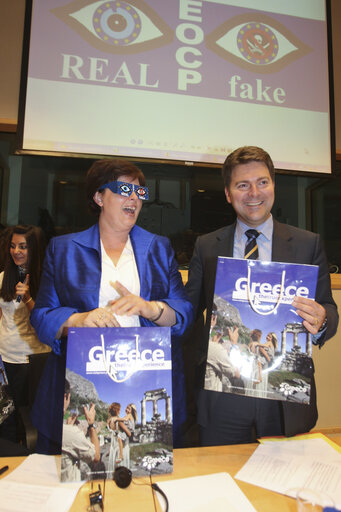 Fotografia 12: Fakes Cost More: Awareness Drive. Official Award ceremony of the REAL fake school competition.