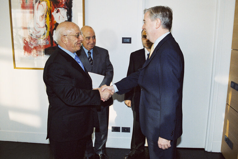 Valokuva 5: Pat COX - EP President meets with Ahmed Ali Mohammed QUREI (aka Abu ALAA) , Speaker of the Palestinian Legislative Council