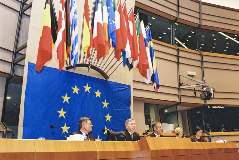 Photo 2 : Harald ROMER, Pat COX EP President and Julian PRIESTLEY in Plenary Session in Brussels