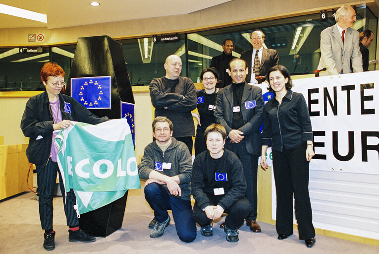 Fotografija 8: Greens MEPs and Belgian ECOLO party members hold a news conference in Brussels to claim for the end of Euratom