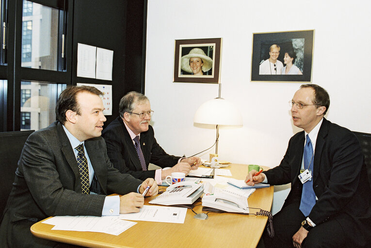 Fotogrāfija 13: MEPS Christopher HEATON-HARRIS and Roger HELMER in a meeting at the European Parliament  in Strasbourg