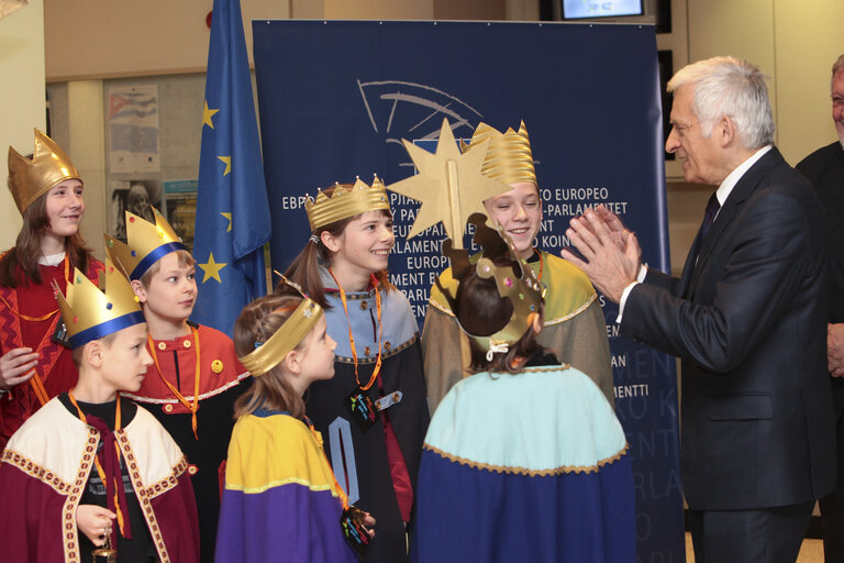 Zdjęcie 4: EP President meets a group of Christmas Carol Singers.